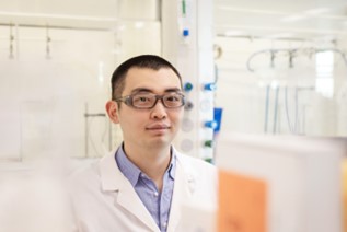 Homme portant des lunettes de sécurité qui regarde la caméra