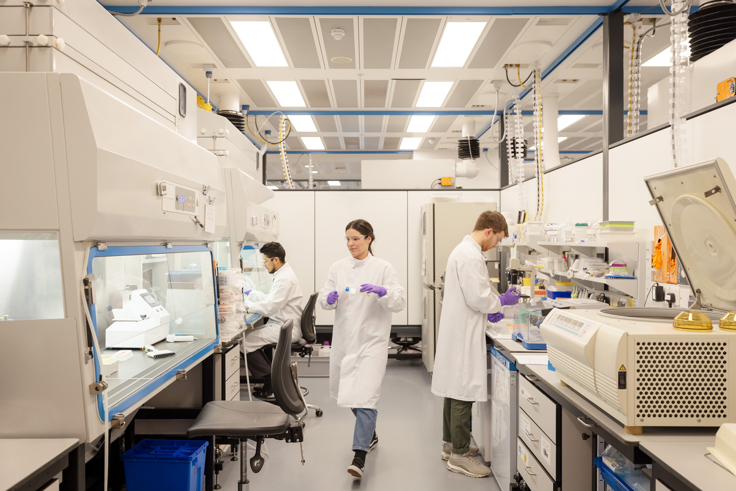 Groupe de personnes dans un laboratoire