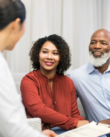 Deux personnes qui écoutent un médecin