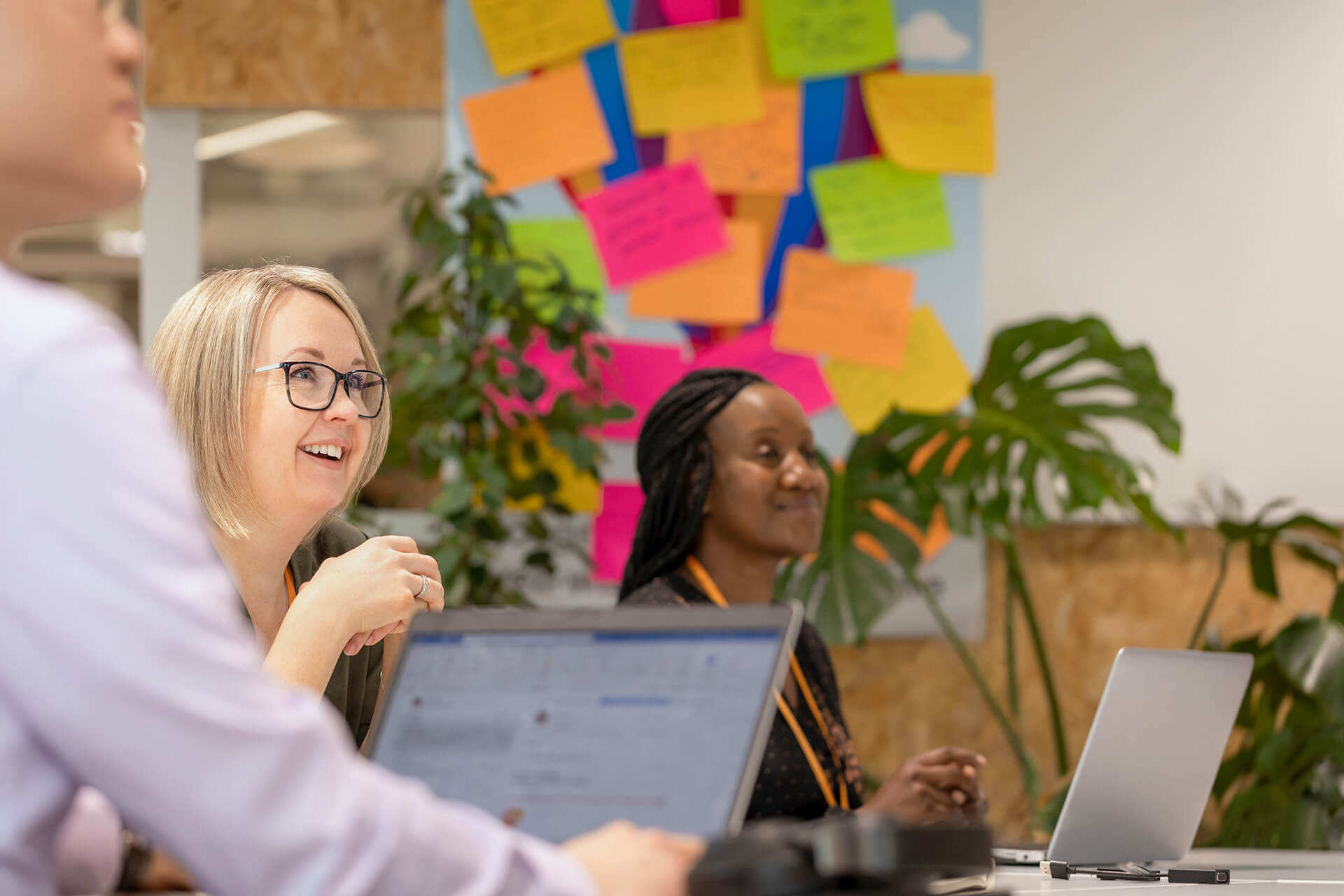 Personnes souriantes, pendant une réunion