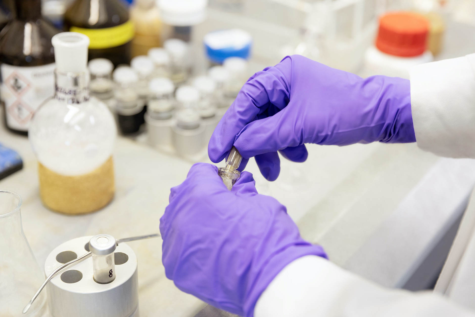 Main manipulant un objet 