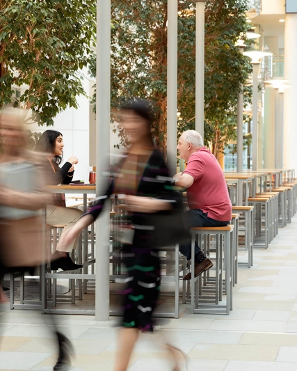 Deux visages flous dans une grande pièce.