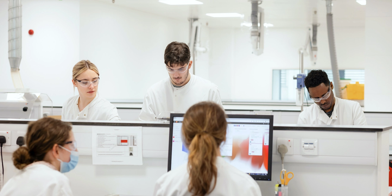 Groupe travaillant ensemble dans un laboratoire