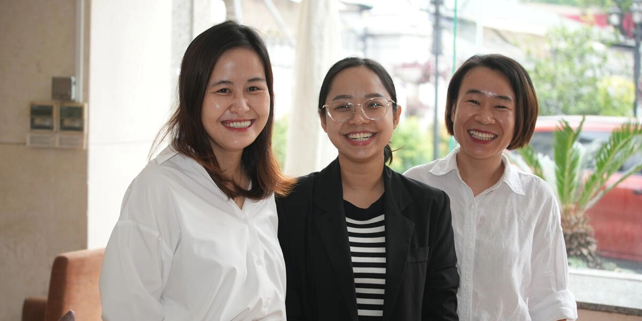 Trois femmes souriantes. Bénéficiaires du programme de réduction des risques de Positive Action