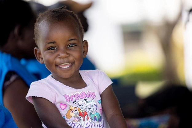 Petite fille dans un t-shirt rose souriant