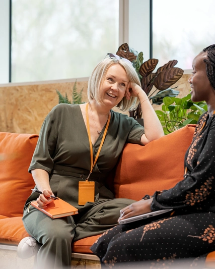 Deux personnes parlant ensemble dans un bureau
