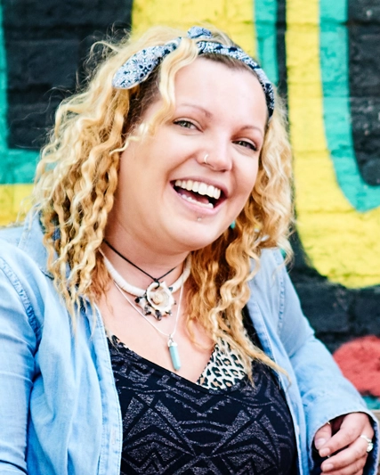 Deux femmes qui rient devant une murale drôle