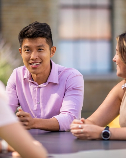 Groupe de personnes assises autour d’une table